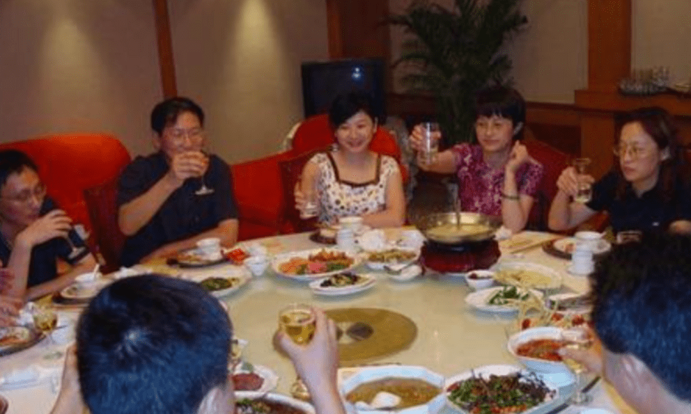Đi họp lớp, người bạn nghèo phải thanh toán hoá đơn 140 triệu đồng: Lớp trưởng quay lại nói 1 câu khiến anh cả đời không quên