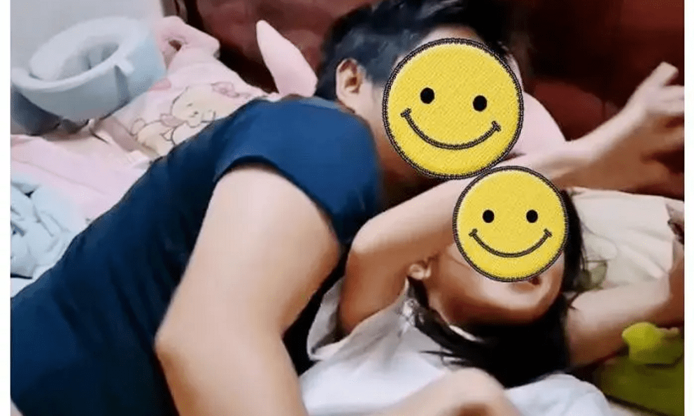 Đoạn clip bố và con gái vui đùa cùng nhau trên giường khiến nhiều người nhăn mặt