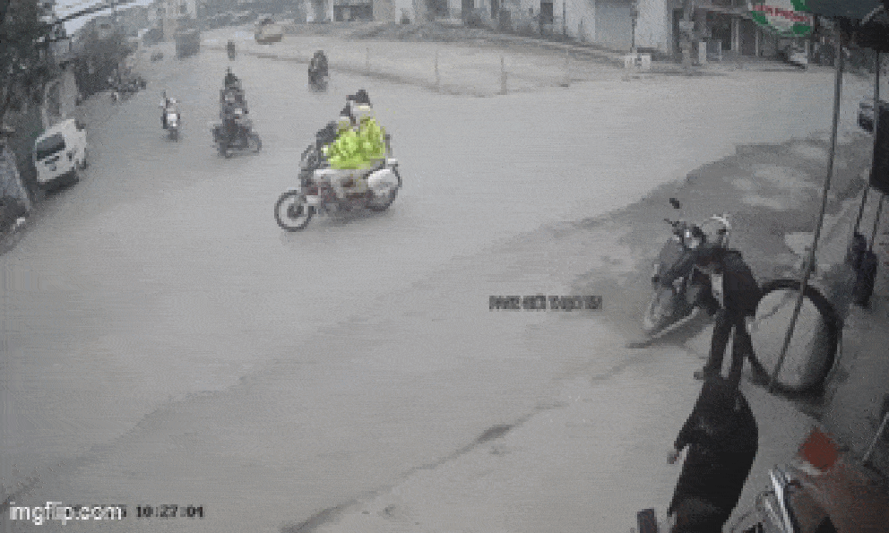 Giật mình ngã nhào khi gặp xe CSGT, thanh niên dắt xe máy bỏ chạy trối chết để mặc bạn gái đứng bơ vơ giữa đường