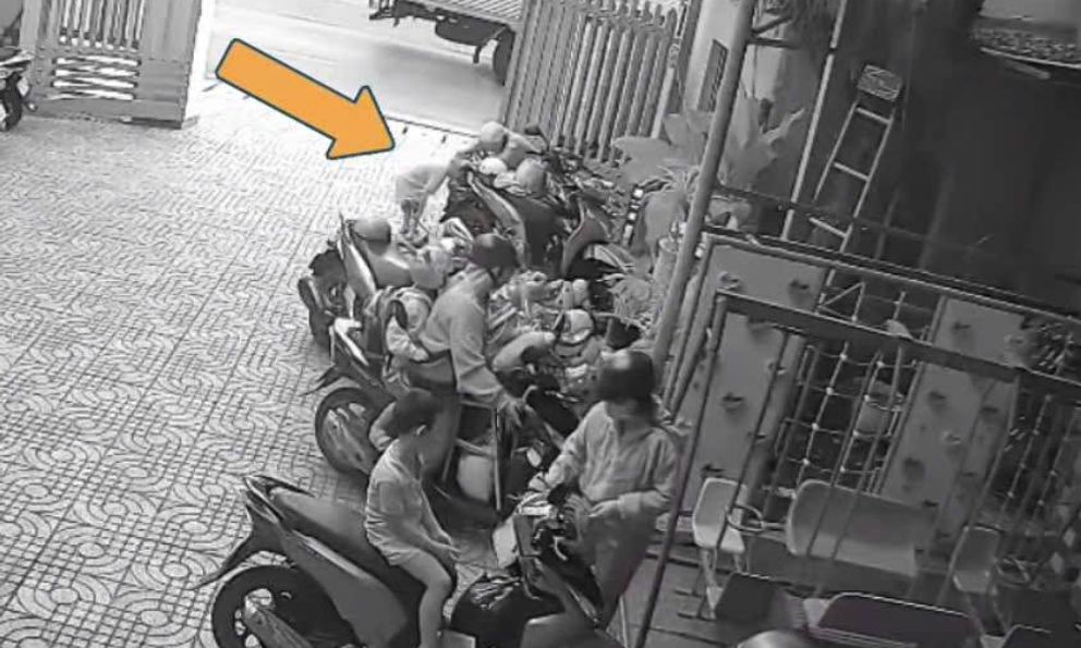 Làm ầm ĩ khi thấy bất thường trên chân con trai, phụ huynh ngỡ ngàng nhận ra sự thật khi check camera an ninh