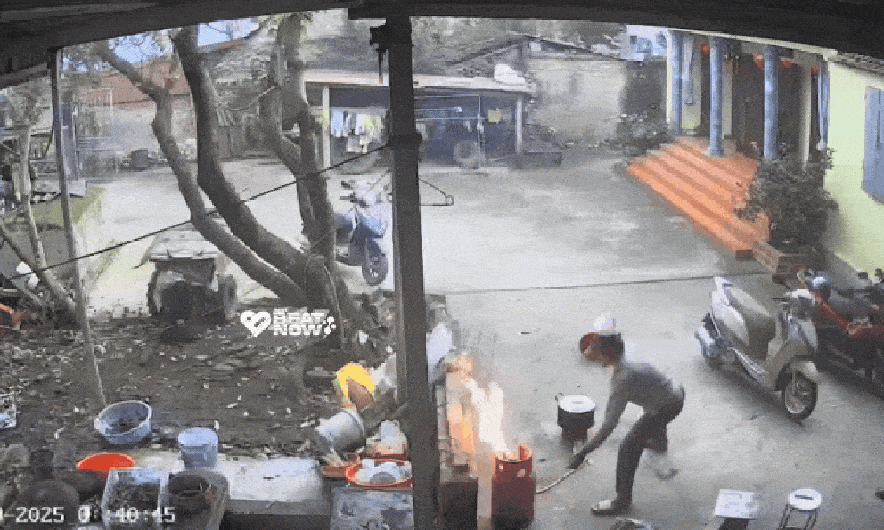 Kinh hoàng khoảng khắc bình gas bén lửa cháy như đuốc ngay cạnh bếp, hành động của người đàn ông càng gây thót tim