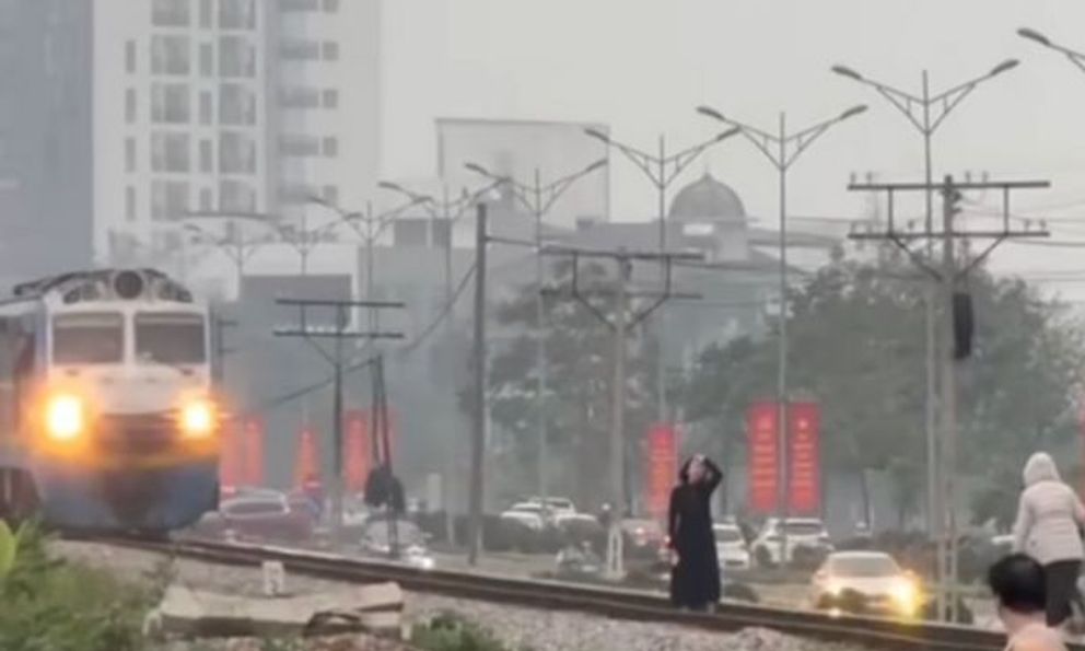 2 cô gái vô tư tạo dáng, cười đùa ngay trước mũi tàu mặc cảnh báo nguy hiểm, hành động sau đó của người lái tàu lại càng bất ngờ