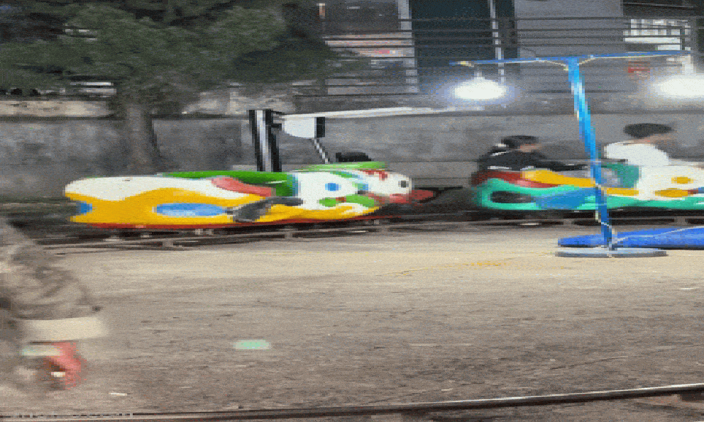 Phóng to clip quay cảnh trong công viên lúc 10h đêm, 1 chi tiết từ chiếc máy tập thể dục khiến nhiều người lạnh sống lưng