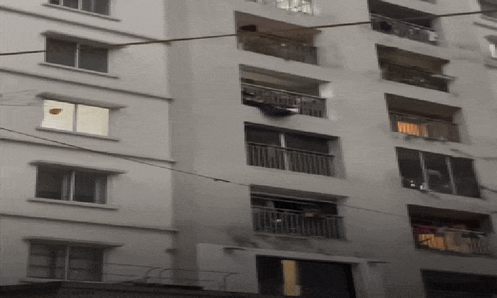 Người đàn ông đánh đu ngoài lan can chung cư ở Hà Nội, khoảnh khắc sau đó khiến nhiều người sợ hãi