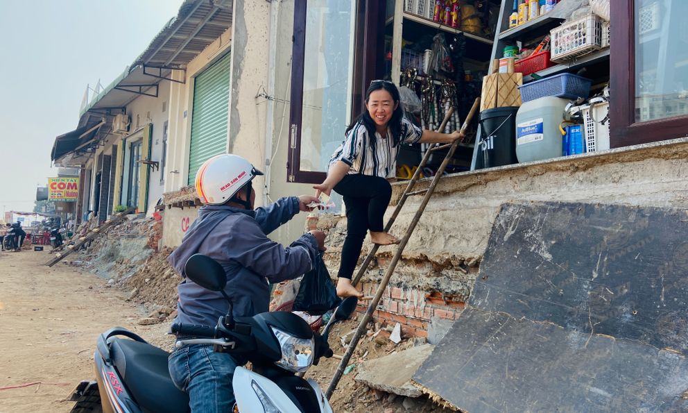 Cảnh tượng lạ ở nơi người dân phải bắc thang 2 mét vào nhà: Đau chân, chuột rút không chừa một ai!