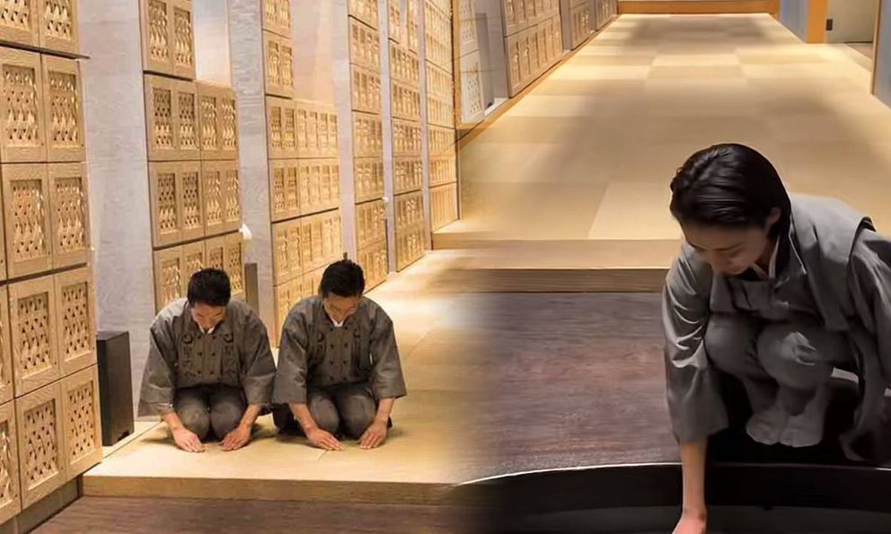 Vừa bước vào khách sạn, vị khách sững người khi thấy cô gái quỳ gối làm điều không ai ngờ tới