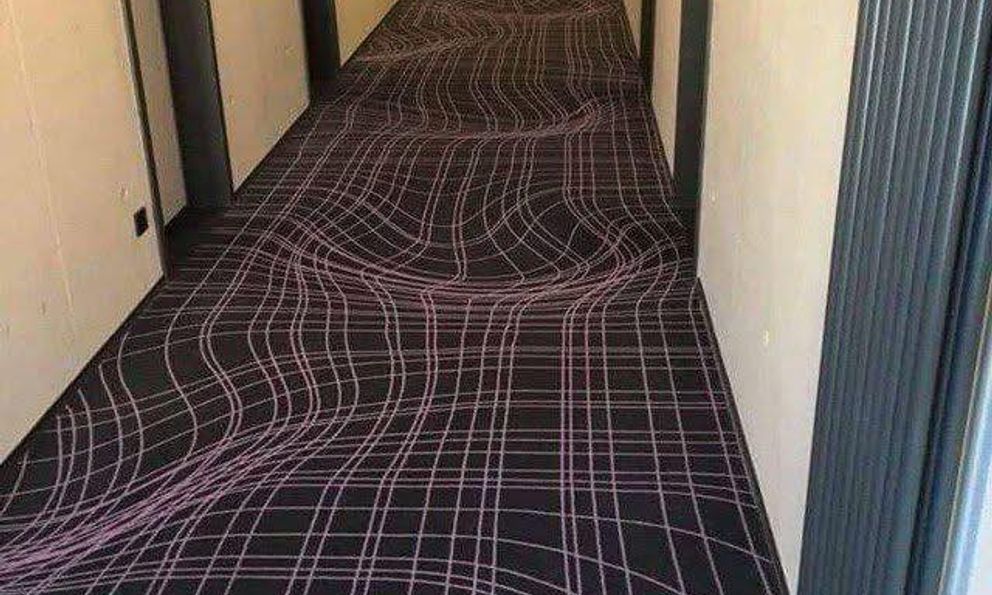 Bức ảnh hành lang 1 khách sạn được làm lồi lõm đầy khó hiểu, biết lý do dân tình càng thêm hoa mắt chóng mặt