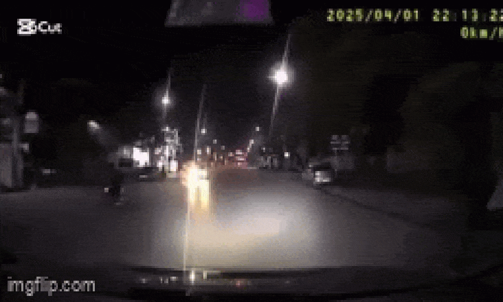 Kinh hoàng clip 2 thanh niên bị hất tung lên không trung sau cú tông trực diện ô tô, 1 người kêu gào thảm thiết: 