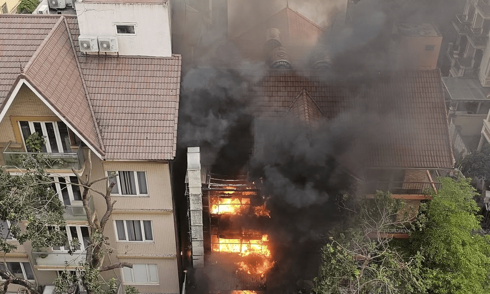 Hà Nội: Cháy lớn tại quán lẩu trên phố Lưu Hữu Phước, người dân hoảng loạn tháo chạy