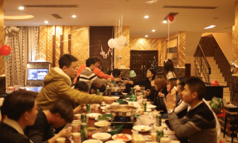 Đi họp lớp hoá đơn hết 17 triệu, lớp trưởng nói 1 câu khiến tất cả đứng hình, về xoá sạch nhóm lớp