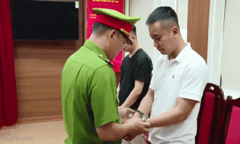 Clip toàn cảnh Quang Linh Vlog, Hằng Du Mục thời điểm bị bắt cùng 3 người khác
