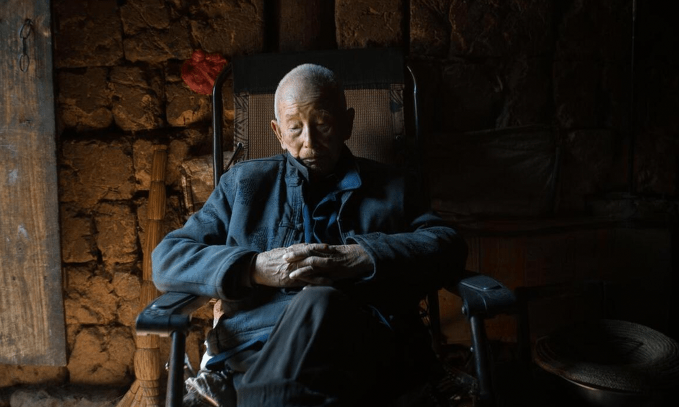 Bố chồng 80 tuổi sống chung 20 năm nhưng không chia sẻ một đồng, lúc cụ mất, luật sư tìm đến nói: Chị được thừa kế 56 tỷ