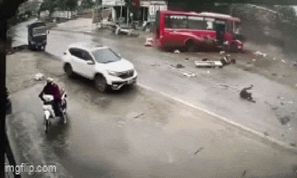 Kinh hoàng khoảnh khắc xe khách tông xe đầu kéo ở Tuyên Quang, 4 hành khách rơi khỏi xe: 