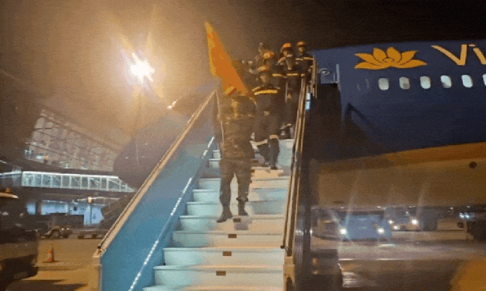 “Đi đủ – Về đủ”: Đoạn clip 110 chiến sĩ Việt Nam bước xuống máy bay khiến hàng triệu người xúc động