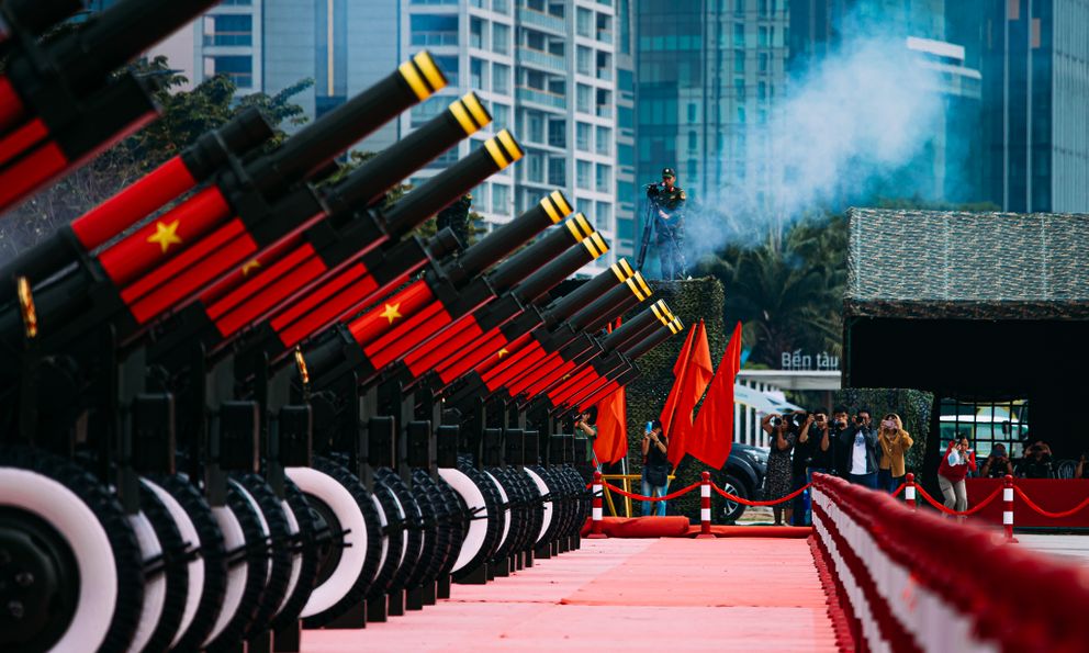 Cận cảnh buổi diễn tập bắn pháo tại Bến Bạch Đằng chào mừng ngày 30/4