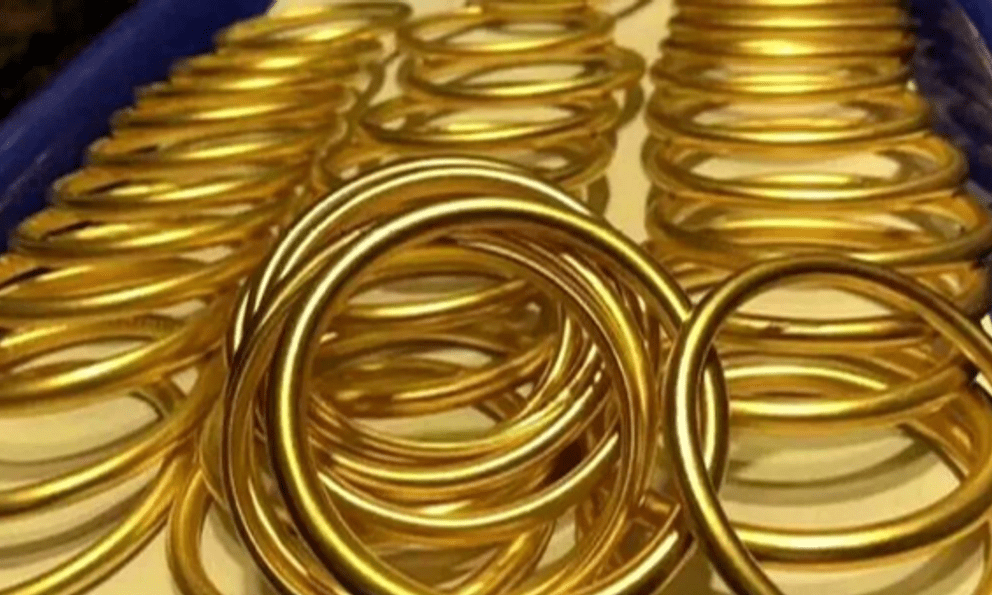 Người phụ nữ chi 400 triệu mua vàng, vừa ra đến cửa thì bị cửa hàng kiện: Chị phải trả hết đồ cho chúng tôi