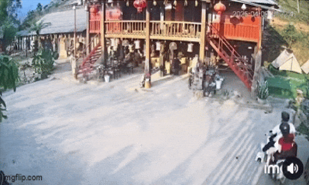 Kinh hoàng clip xe máy chở đôi nam nữ 