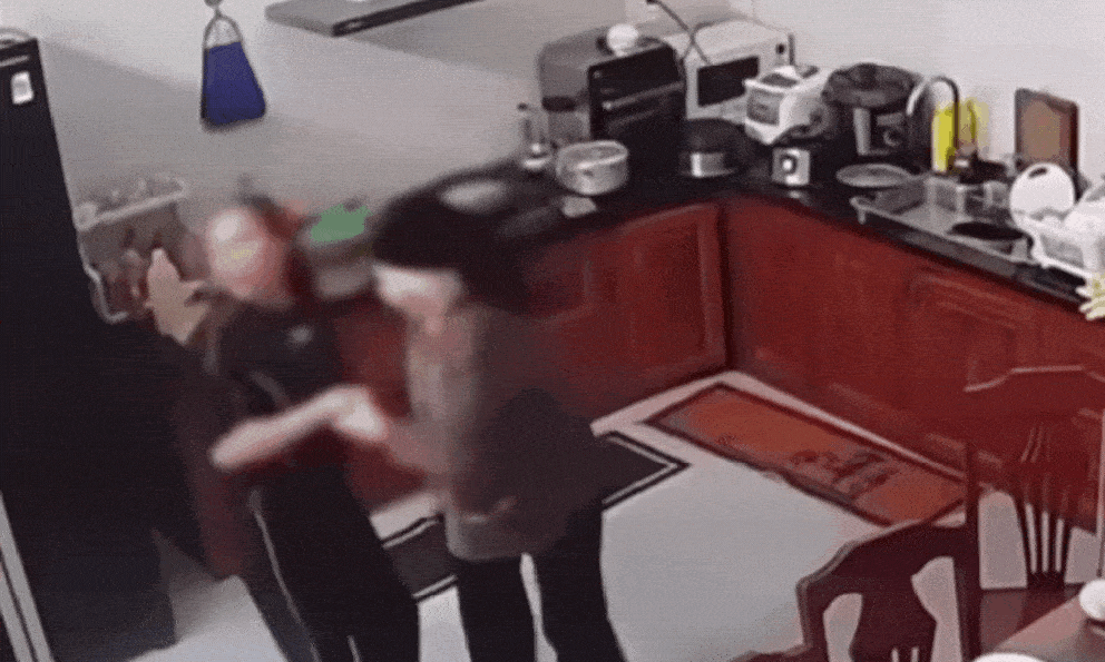 Người phụ nữ đang nấu ăn bất ngờ ngã gục, chỉ vài chục giây ngắn ngủi khiến nhiều người nhận ra đột quỵ đáng sợ thế nào