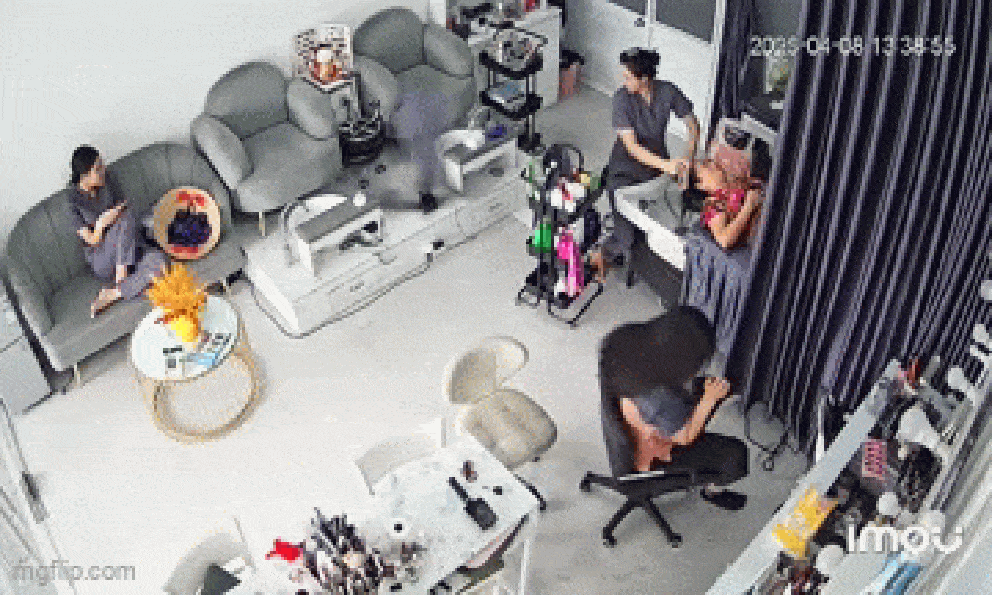 Máy mài móng bất ngờ phát nổ, hành động dứt khoát của vị khách đang nằm gội đầu khiến nhân viên sững sờ