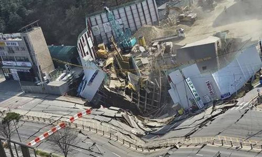 Hàn Quốc: Sập hầm khiến cả đoạn đường bị 