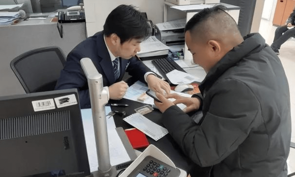 Người đàn ông gửi tiết kiệm 3 triệu, được nhân viên hứa trả 3 tỷ, 25 năm sau đi rút thì nhận được thông báo: Chúng tôi không có mức lãi suất này