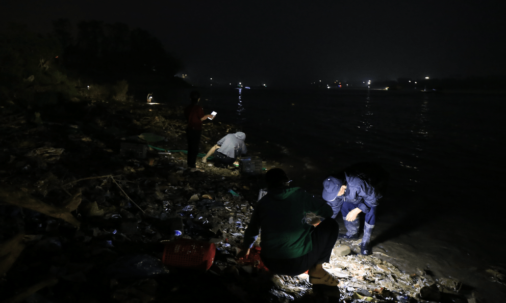 Cảnh tượng lạ lúc 4 giờ sáng của người dân Hà Nội bên sông Hồng