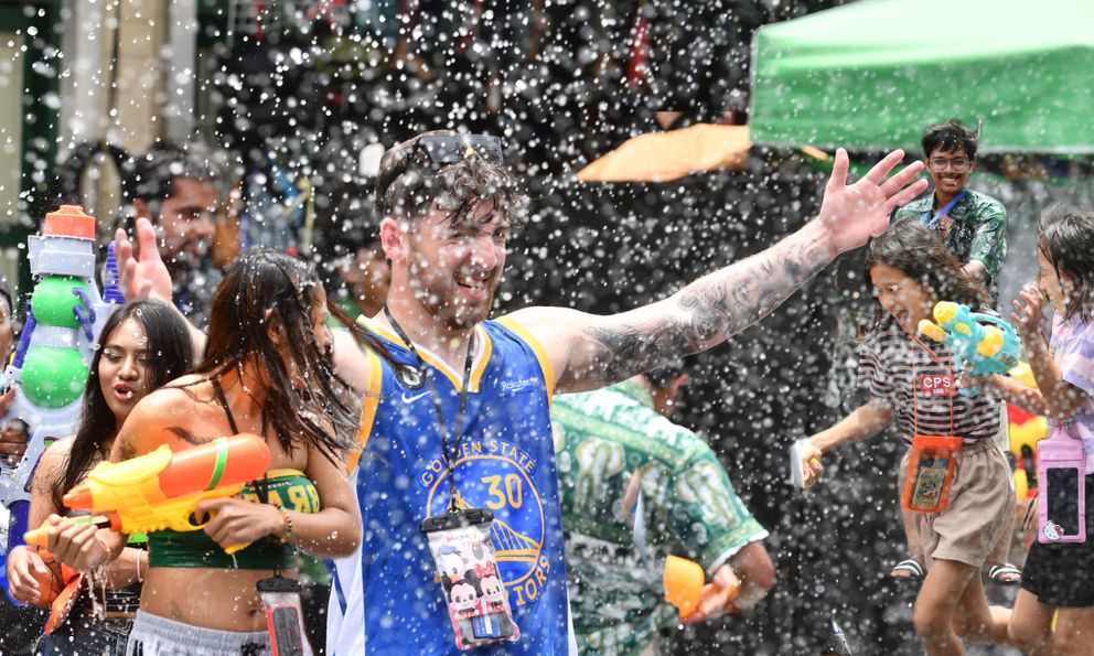 Songkran 2025: Du khách Việt và quốc tế mở màn cực sớm, nhìn “đồ nghề” mà choáng váng 