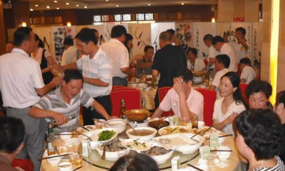 Bố chồng đi họp lớp mang về vòng vàng 100 triệu: Về đến nhà, đơ người vì 1 câu nói của con dâu