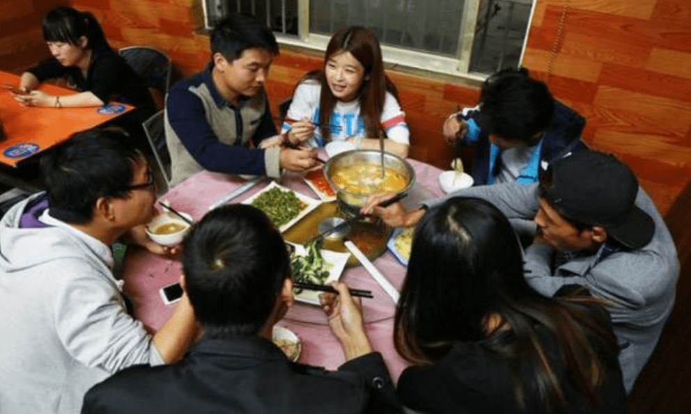 Đi họp lớp, hoa khôi bị chế giễu vì làm phục vụ bàn: Đến lúc thanh toán, cả lớp điếng người vì sự thật
