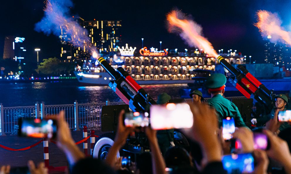 Những khoảnh khắc đẹp nhất trong đêm người dân chứng kiến 21 phát đại bác rền vang ở Bến Bạch Đằng