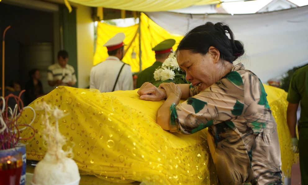 Người thân, bạn bè khóc nghẹn tại lễ viếng của Thiếu tá công an hy sinh khi đang làm nhiệm vụ truy bắt tội phạm ma tuý
