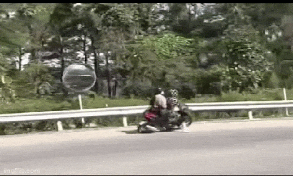 Kinh hoàng clip 2 cô gái đổ đèo ở Tam Đảo đâm thẳng vào hộ lan can đường, dân mạng chỉ ra lỗi sai chí mạng