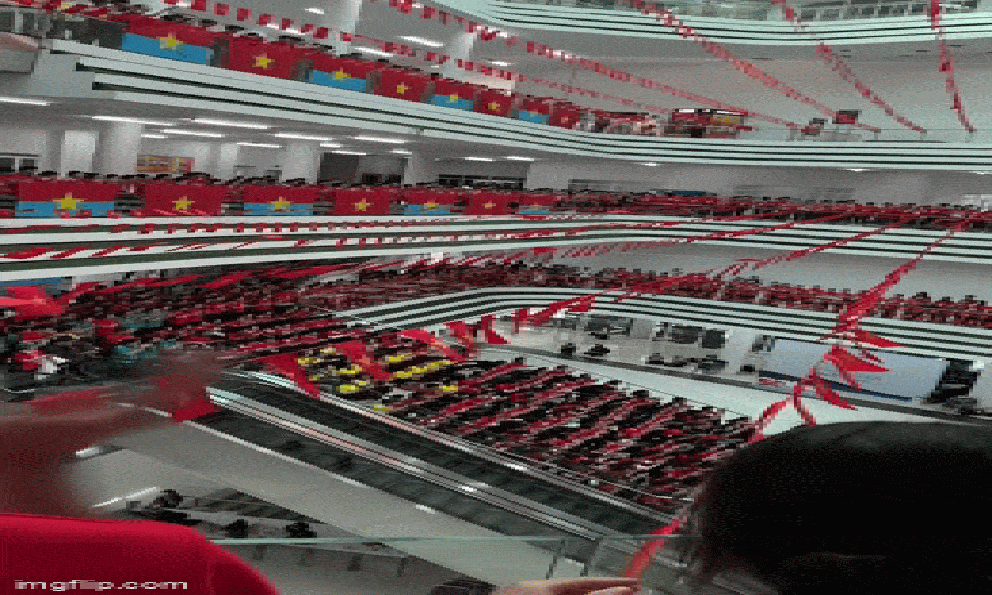 Hàng nghìn người tự hào chia sẻ đoạn clip cả trăm bạn sinh viên cùng nhau làm việc này giữa trung tâm TP.HCM