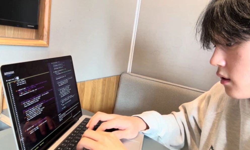 Bị trường đại học Mỹ đuổi vì gian lận liên quan đến một công cụ AI, sinh viên châu Á lập tức biến nó thành startup triệu đô