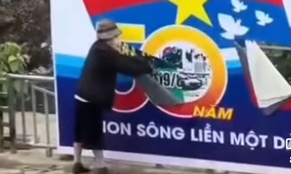 Danh tính người phụ nữ Hà Nội rạch banner chào mừng đại lễ 30/4