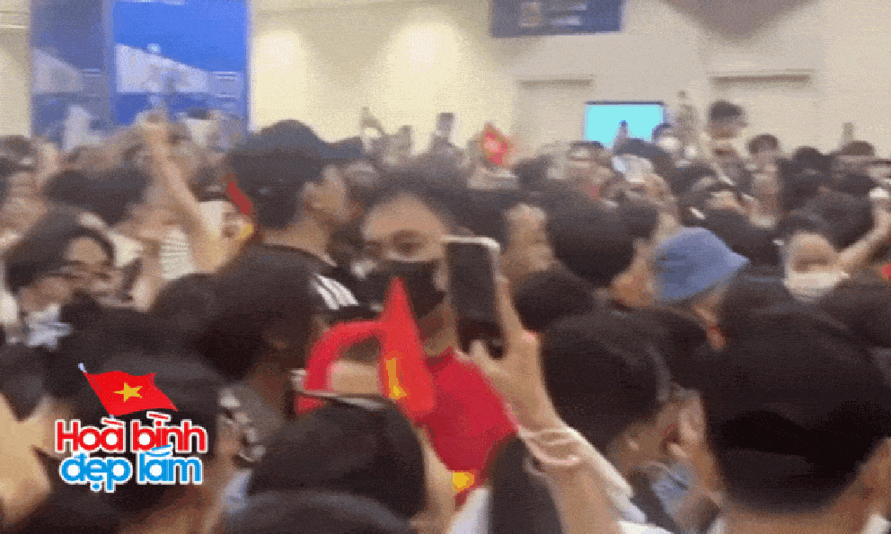 Ga Metro đông nghẹt người bỗng hoá dàn đồng ca siêu khủng, ai nghe cũng gật gù: Xứng đáng 