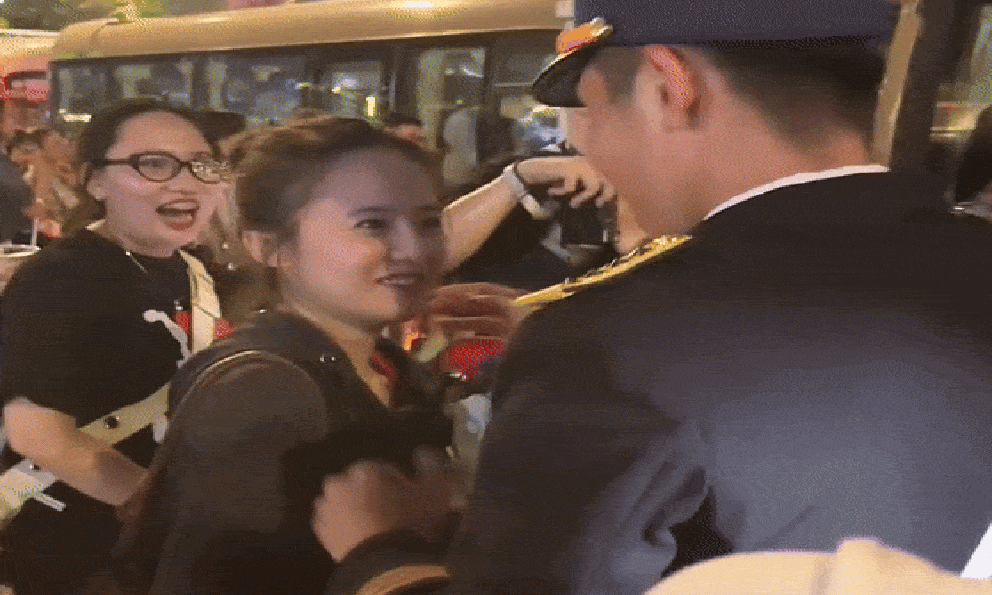 Chuyện tình của chiến sĩ khối Quân chủng Hải quân và bạn gái sau cái ôm viral MXH trong đêm hợp luyện diễu binh