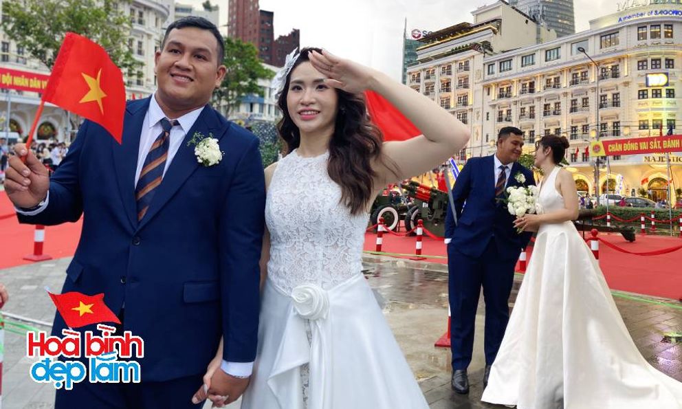 “Phim trường 50 năm mới có một lần”: Cặp đôi trẻ chụp ảnh cưới bên dàn pháo lễ tại bến Bạch Đằng, chọn cách đặc biệt ghi dấu ngày 30/4 