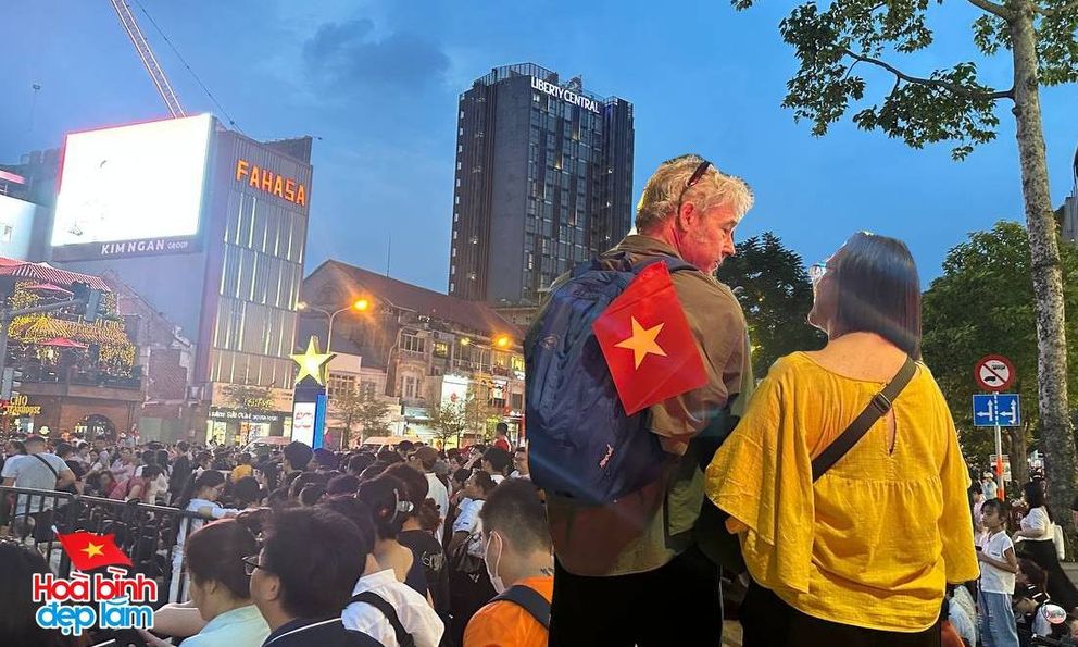 Khách Tây hoà vào dòng người đi xem sơ duyệt diễu binh: 