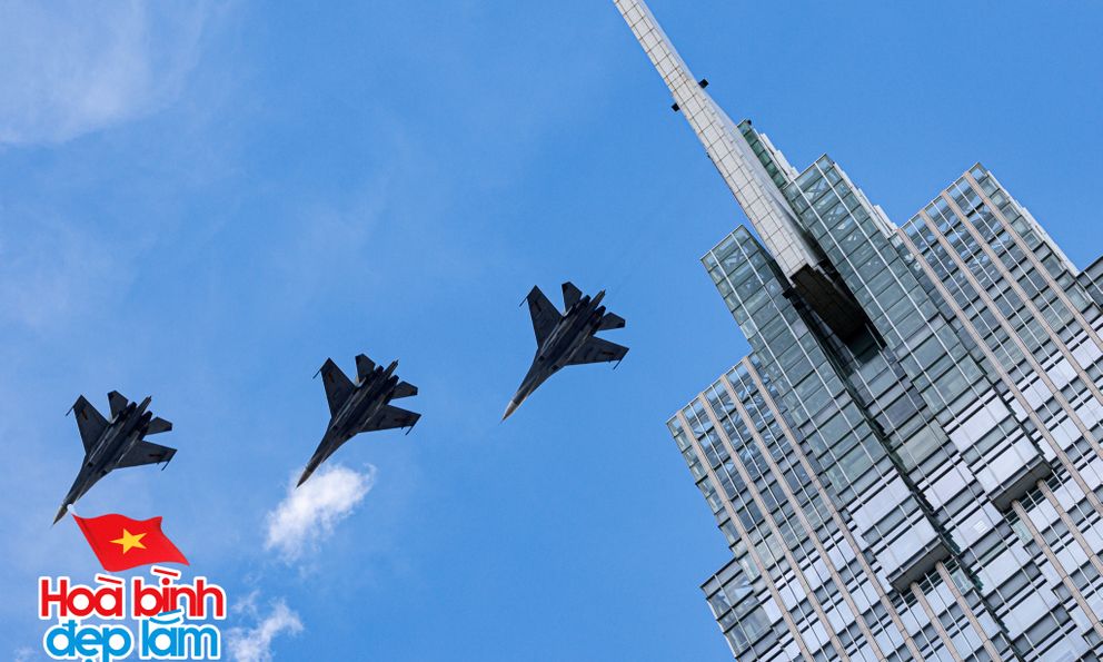Dàn tiêm kích chao lượn giữa các cao ốc trung tâm TP.HCM, người dân hò reo theo từng tiếng vang rền