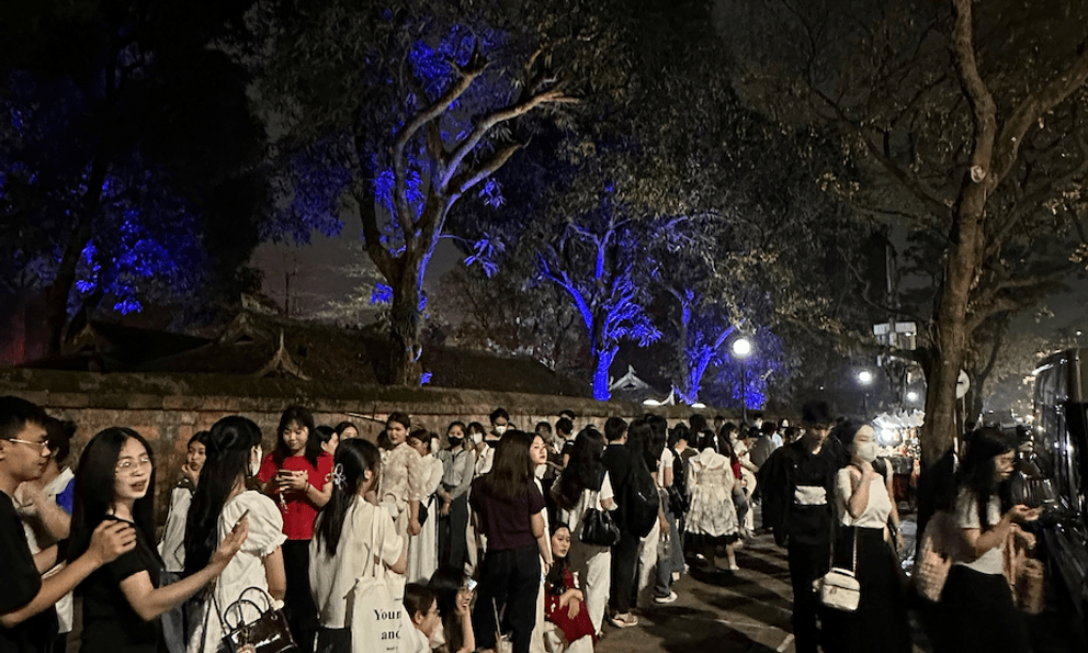 Ngay lúc này: Giới trẻ xếp hàng đông nghịt, chờ hơn 1 tiếng để vào Văn Miếu Quốc Tử Giám vì được miễn phí vé tour đêm