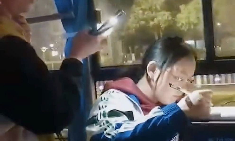 Người phụ nữ bất ngờ có hành động bất ngờ với nhóm học sinh trên xe buýt, cả xe vỗ tay ủng hộ