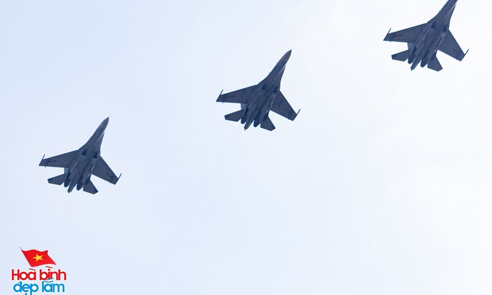 Cận cảnh trực thăng kéo cờ, 