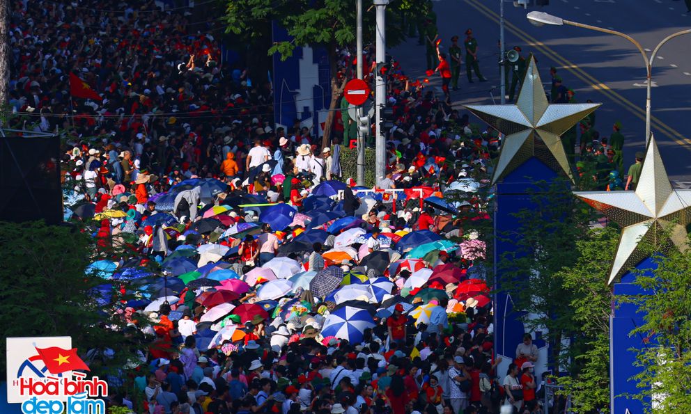 Test độ chịu chơi của “khối yêu nước” sáng nay: Nắng chói chang nhưng ai cũng ở lại để đón đoàn diễu binh