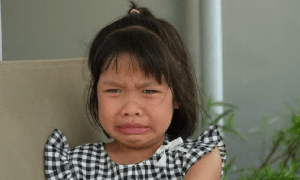 Trời nắng nóng, con dâu lúc nào cũng mặc áo kín bưng: Bố chồng nghe cháu gái nói 1 câu mà khóc ròng vì sự thật