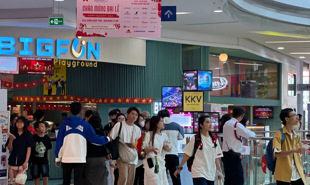 Khung cảnh Vạn Hạnh Mall ngày lễ tóm gọn trong 1 từ, bảo vệ sát sao nhắc nhở khách không đến gần ban công