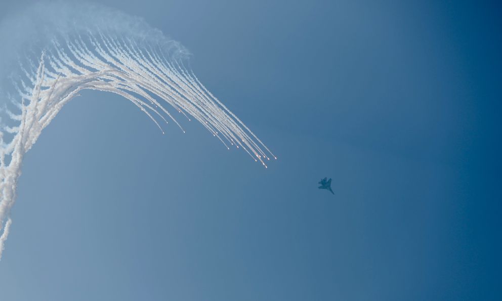 Cận cảnh loạt trực thăng kéo cờ bay qua vùng trời Dinh Độc Lập, tiêm kích Su-30KM2 thả bẫy nhiệt cực mãn nhãn