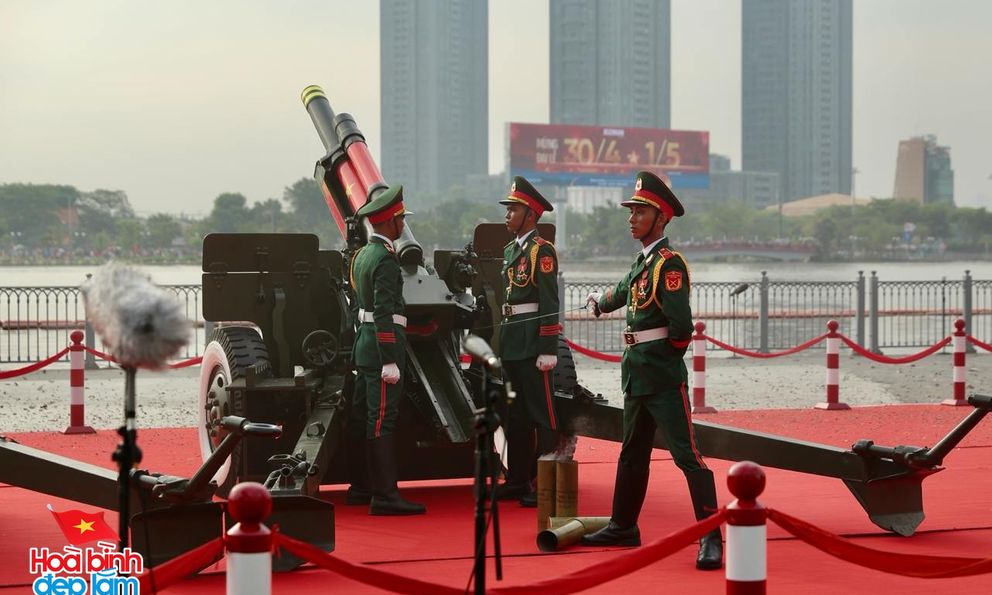 Ảnh, clip: 21 loạt đại bác rền vang mừng 50 năm Giải phóng miền Nam, thống nhất đất nước