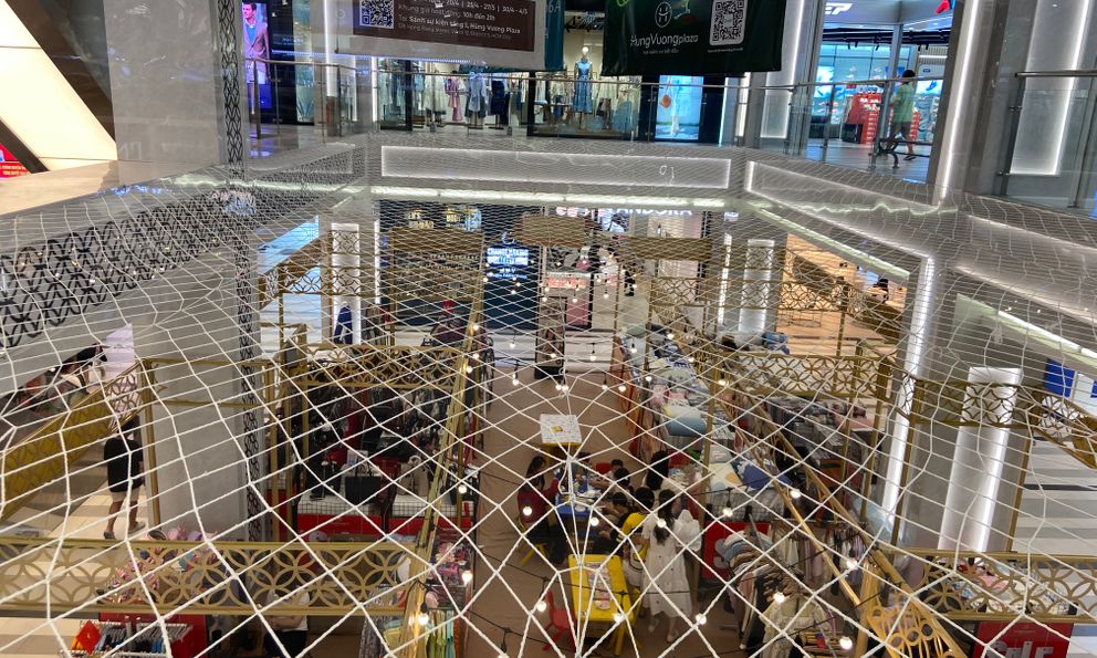 Một TTTM chung chủ với Vạn Hạnh Mall cũng bất ngờ lắp đặt tấm lưới bảo vệ, thu hút sự chú ý của đông đảo dân tình