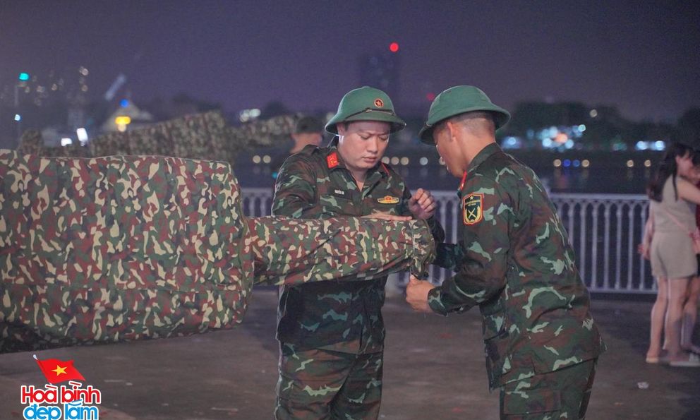 Chính thức thu dọn pháo lễ ở Bến Bạch Đằng: Người dân lưu luyến, tranh thủ check-in khoảnh khắc cuối cùng
